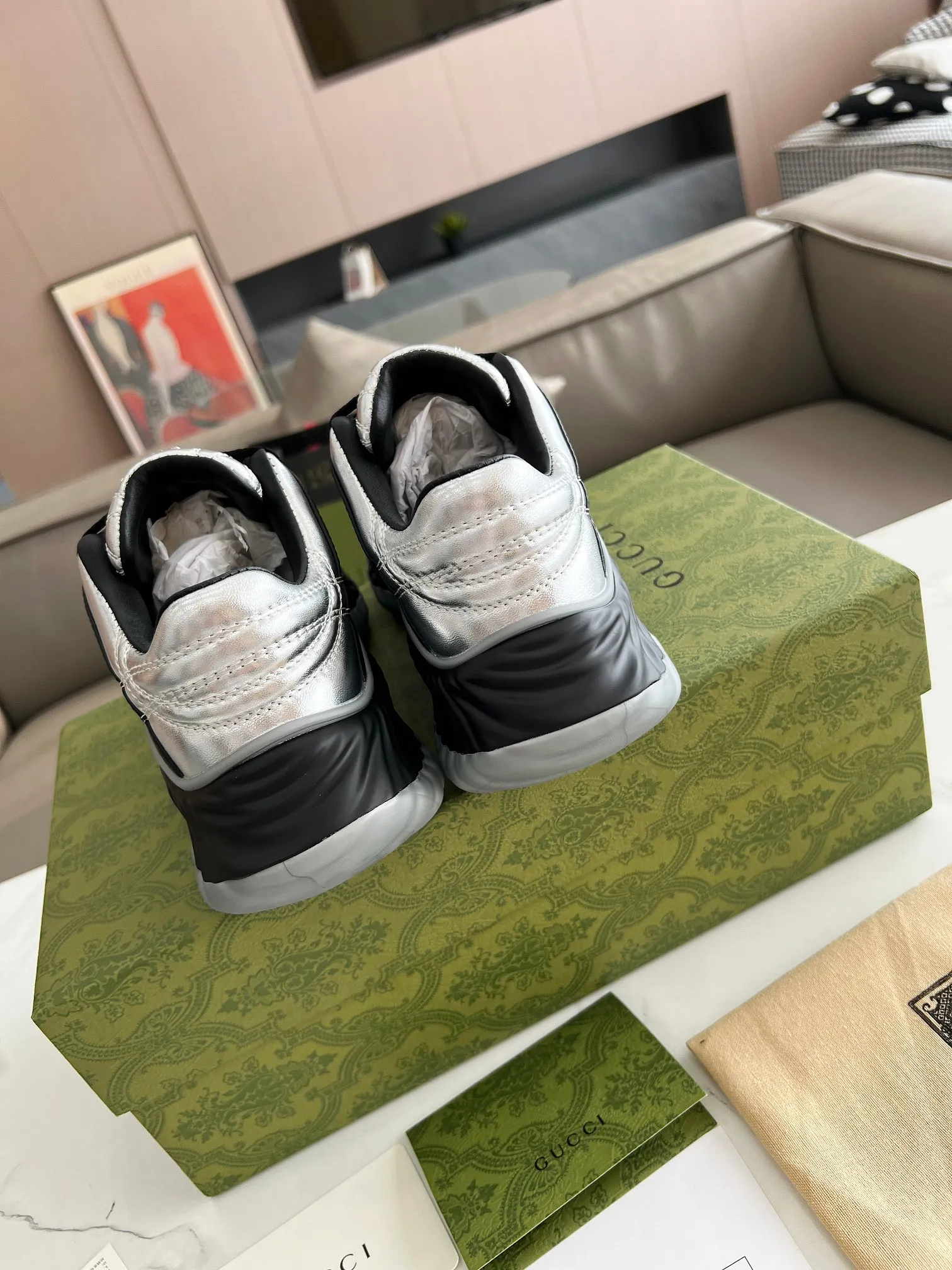 Men's men's shoes 💰780 Top version 🔝Original purchase and development [Love] This new sneaker adopts a thick-soled design, with stitched sheepskin upper and breathable mesh. Show full sense of technology. The 3D effect interlocking double G leather patch and Gucci letter metal accessories, two brand logo details, inject a dazzling texture into the overall design. The details are more substantial! ...
